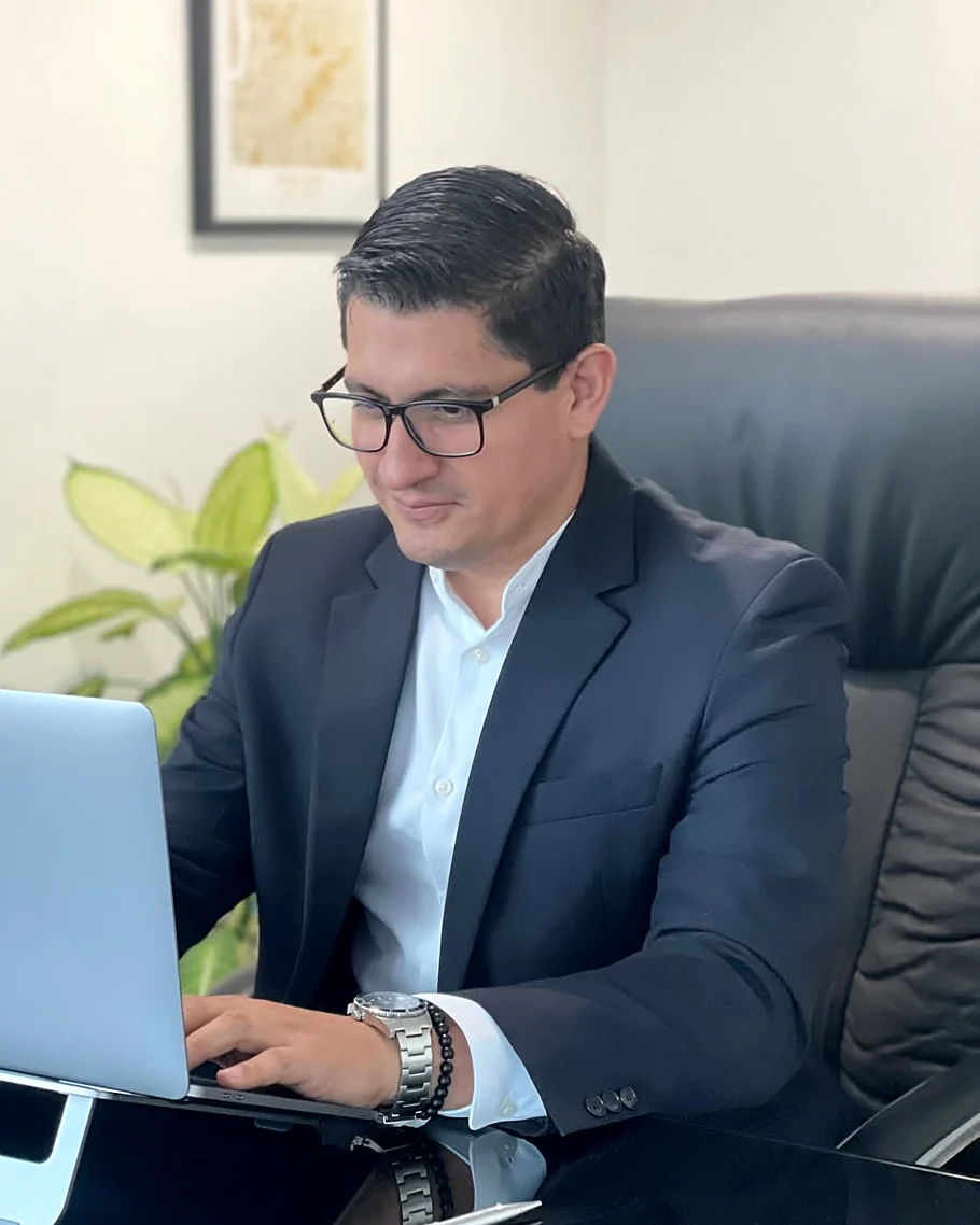 Saúl Delgado, asesor financiero integral, trabajando en su oficina